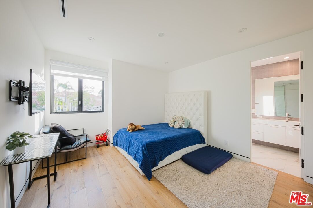 Bathroom, Bedroom, Interior, Recessed Lighting, Wood Texture Flooring