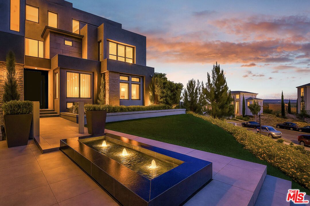 Backyard, Exterior, Facade, Pool, Modern
