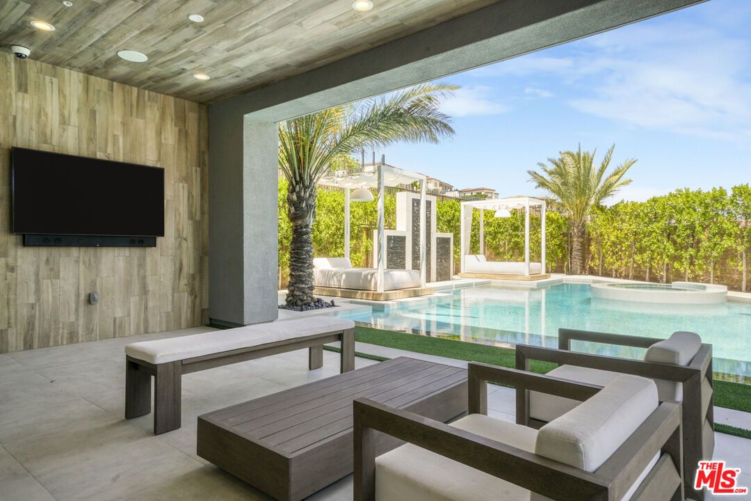 Exterior, Pool