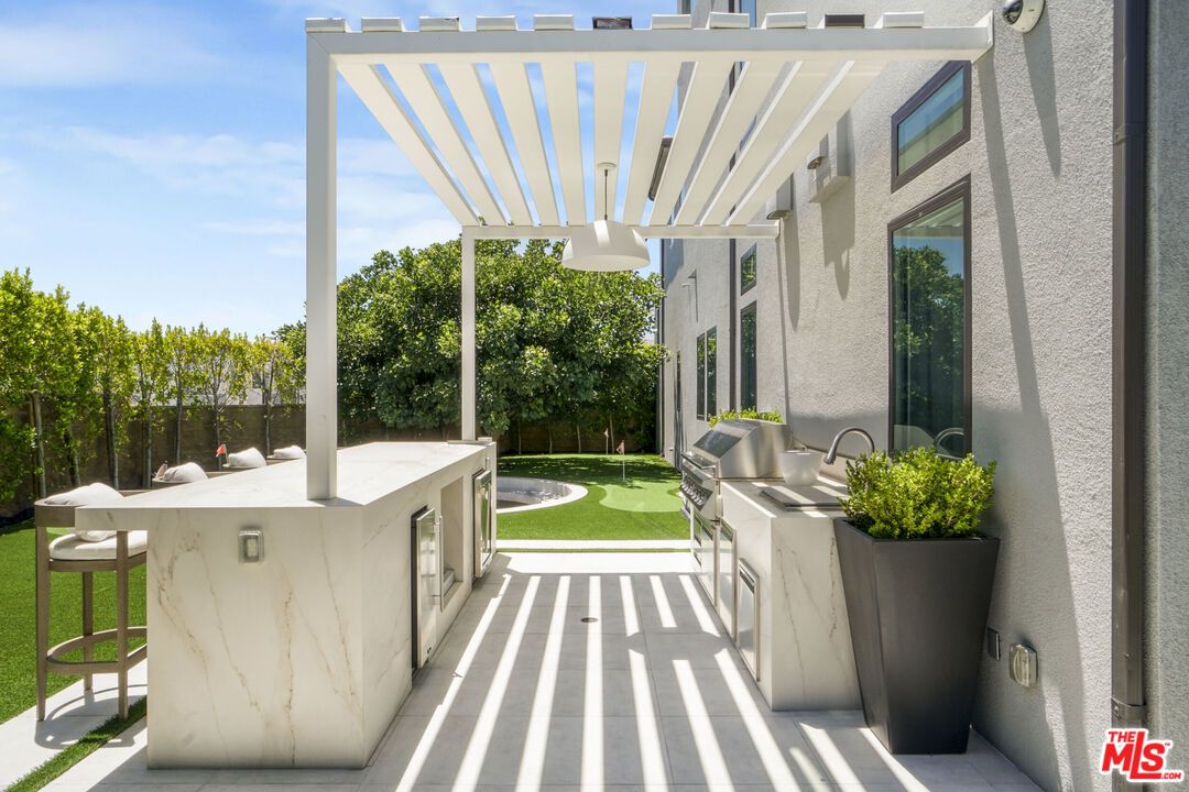 Exterior, Outdoor Kitchen
