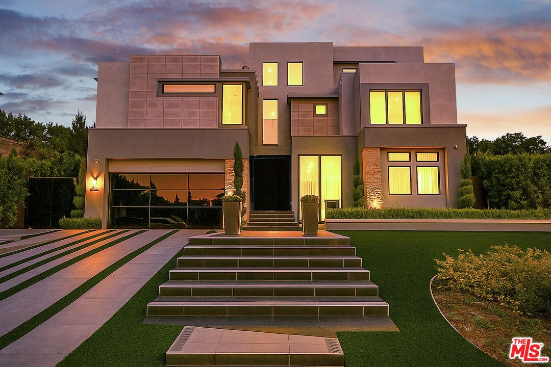 Backyard, Exterior, Facade, Modern