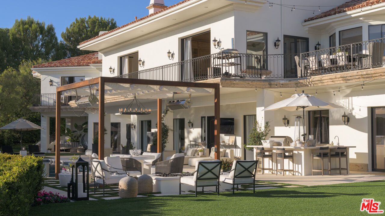 Exterior, Outdoor Kitchen