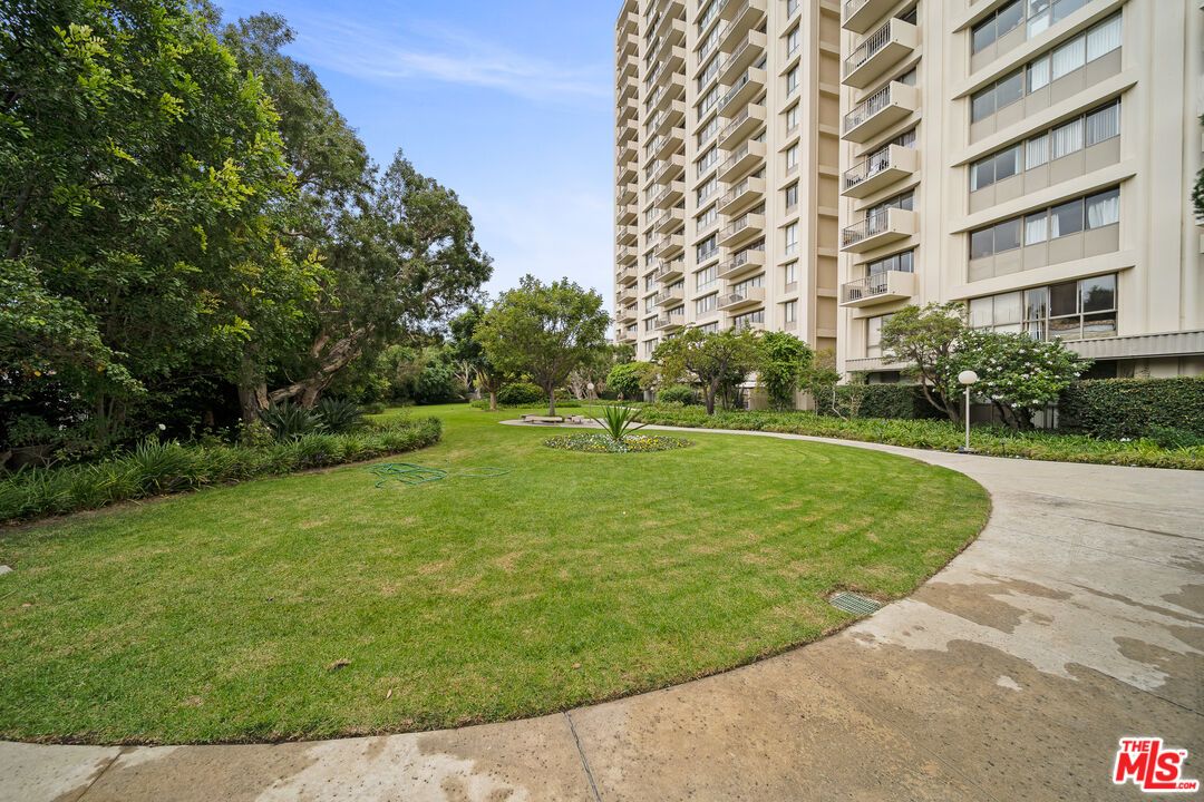 Backyard, Exterior, Facade, Condo Building