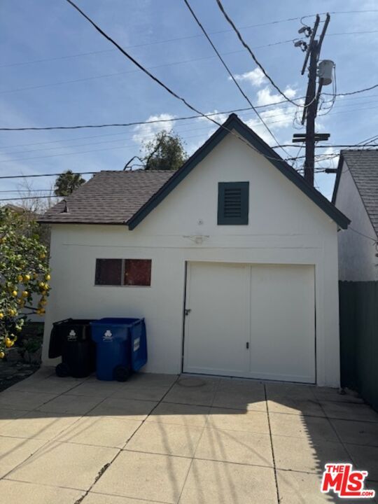 Attached, Exterior, Facade, None