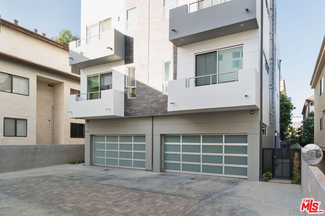 Attached, Exterior, Facade, Modern