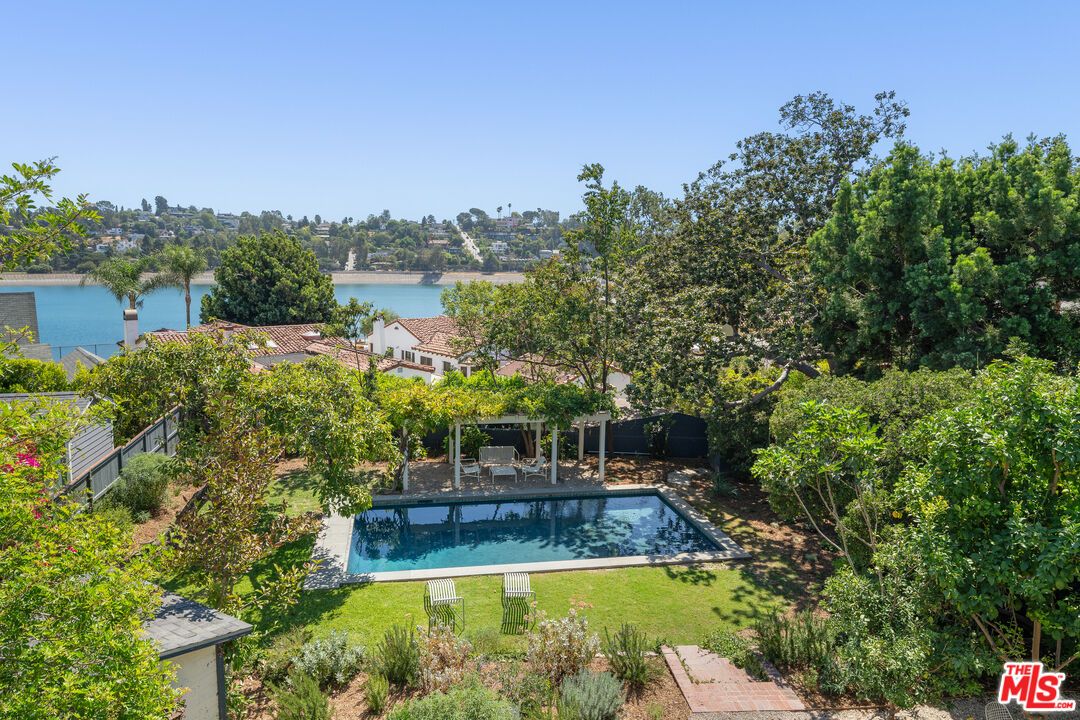Exterior, Pool, Water