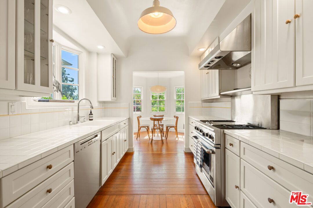 Dining room, Interior, Kitchen, Pendant Lights, Recessed Lighting, Stainless Steel Appliances, Tile Countertops, Wood Texture Flooring