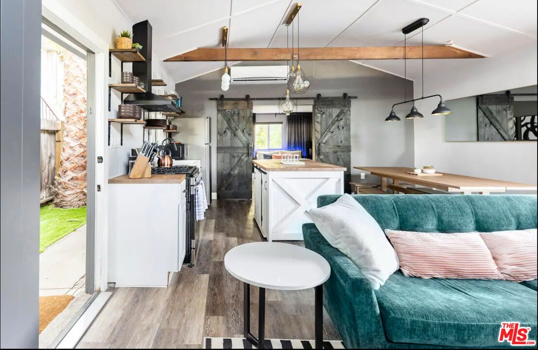 Interior, Pendant Lights, Wood Texture Flooring