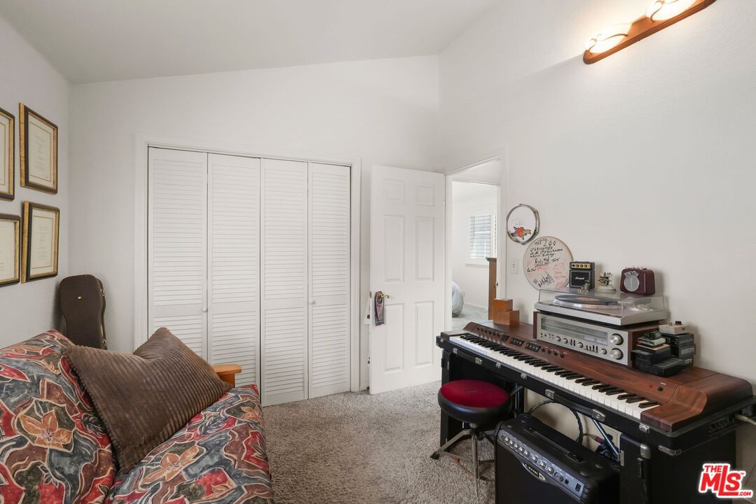 Interior, Piano