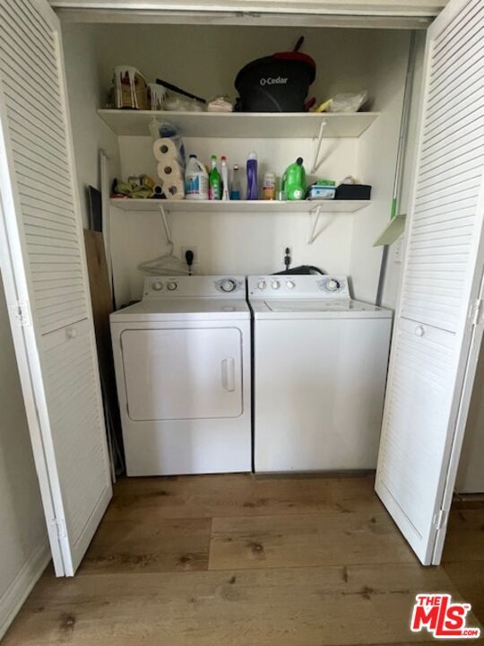 Interior, Utility Closets, Washer, Wood Texture Flooring