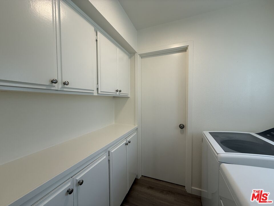 Interior, Washer, Wood Texture Flooring