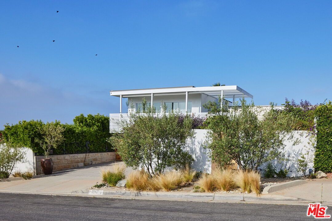 Exterior, Facade, Modern