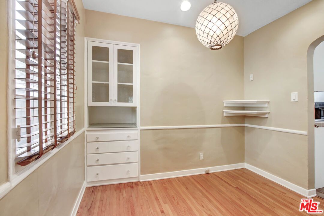 Interior, Pendant Lights, Wood Texture Flooring
