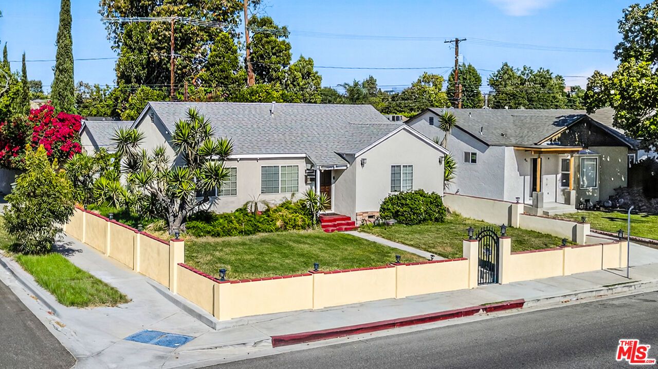 Exterior, Facade, Ranch