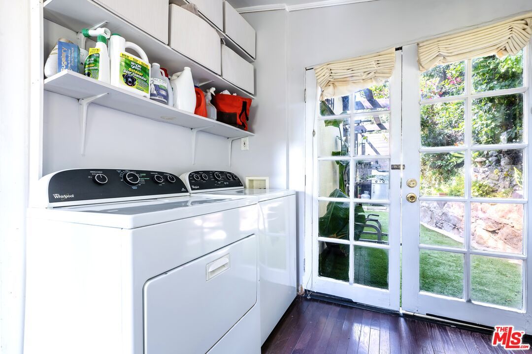 Interior, Washer, Wood Texture Flooring