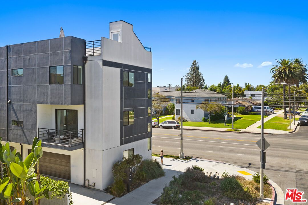 Exterior, Facade, Modern