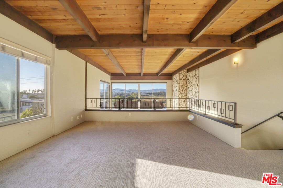 Empty room, Interior, Wooden Beams, Wooden Ceilings
