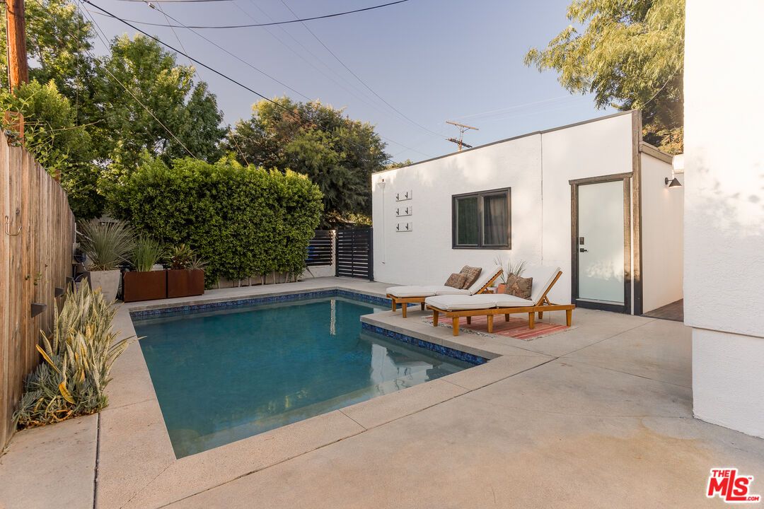 Exterior, Pool