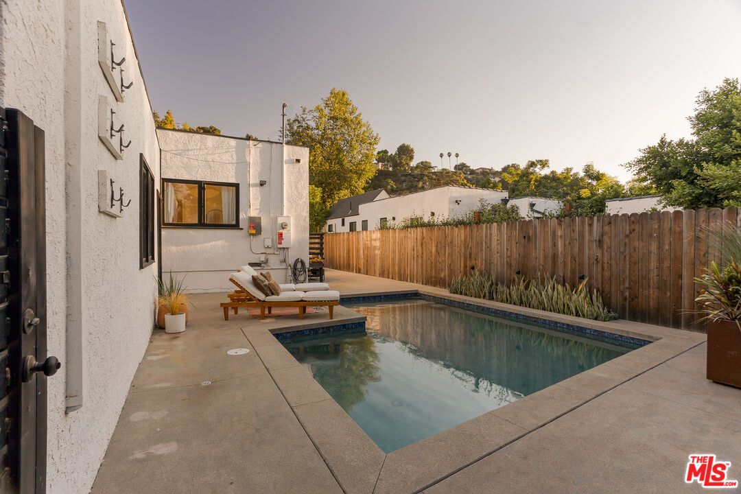 Exterior, Pool