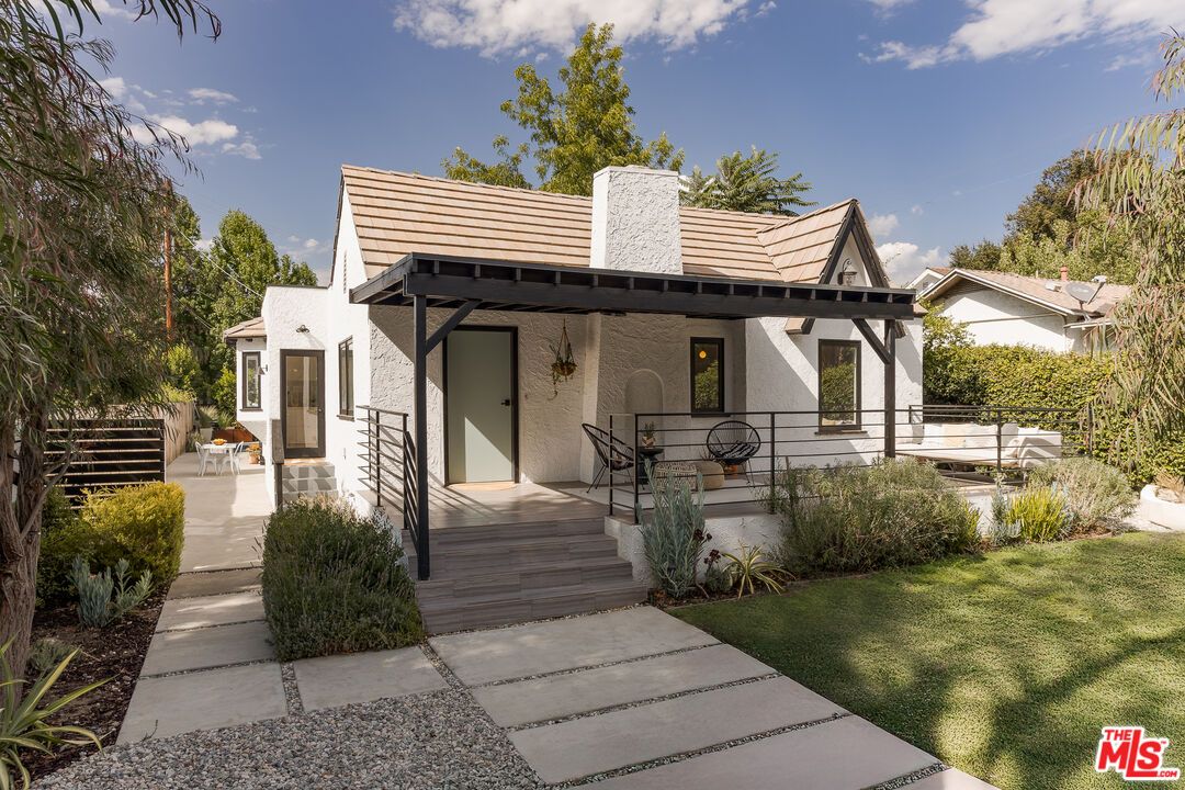 Backyard, Exterior, Facade, Modern