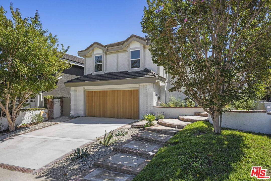 Attached, Exterior, Facade, American Craftsman