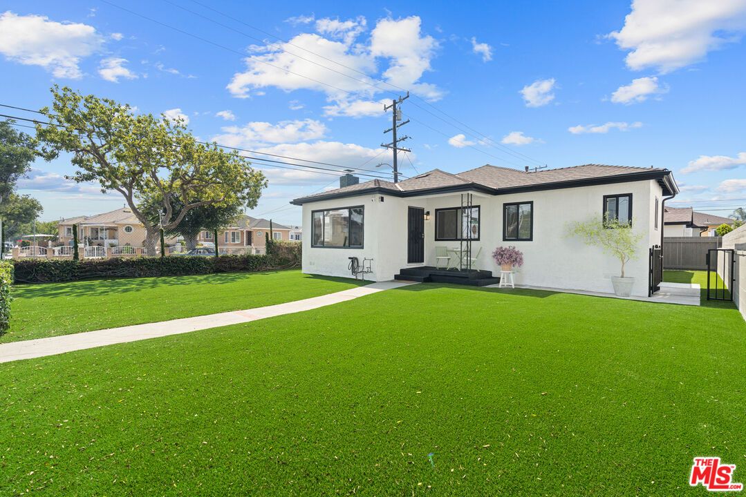 Backyard, Exterior, Facade, Ranch