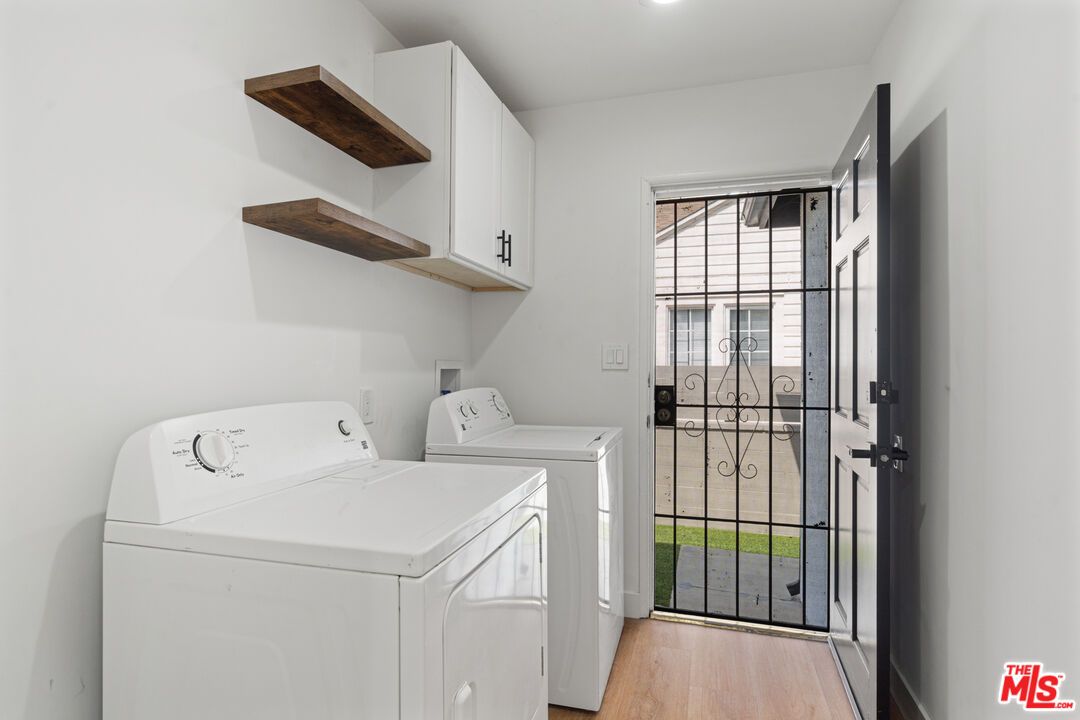 Interior, Recessed Lighting, Washer, Wood Texture Flooring