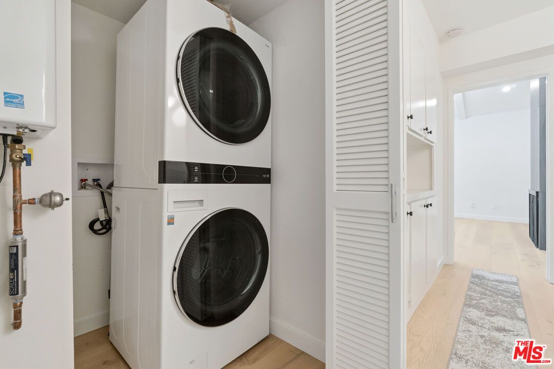 Interior, Utility Closets, Washer, Wood Texture Flooring