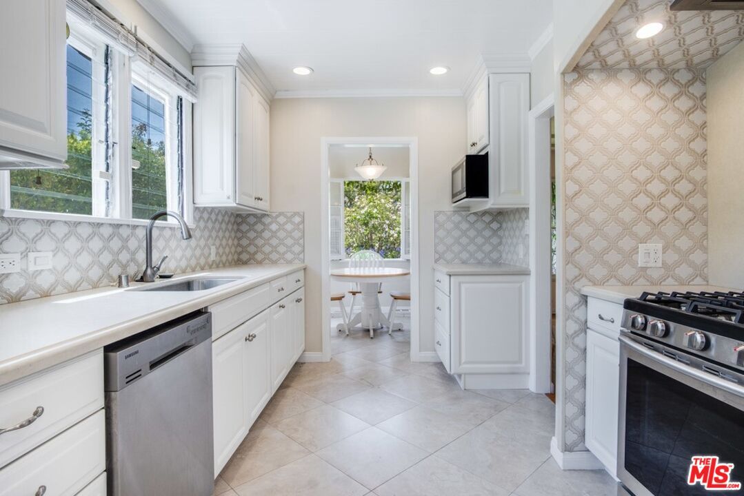 Dining room, Interior, Kitchen, Pendant Lights, Recessed Lighting, Stainless Steel Appliances