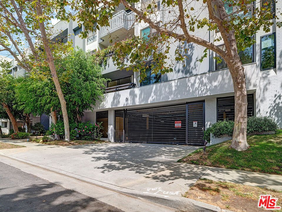 Attached, Exterior, Facade, Modern