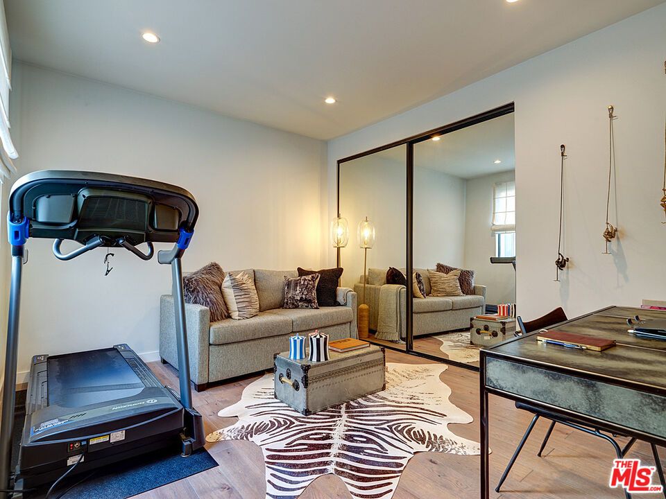 Fitness Equipment, Interior, Living room, Recessed Lighting, Wood Texture Flooring