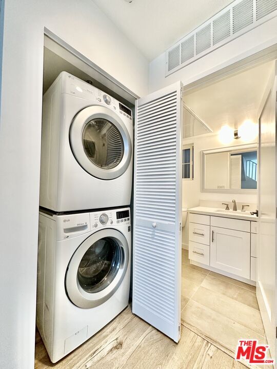 Bathroom, Interior, Utility Closets, Washer, Wood Texture Flooring