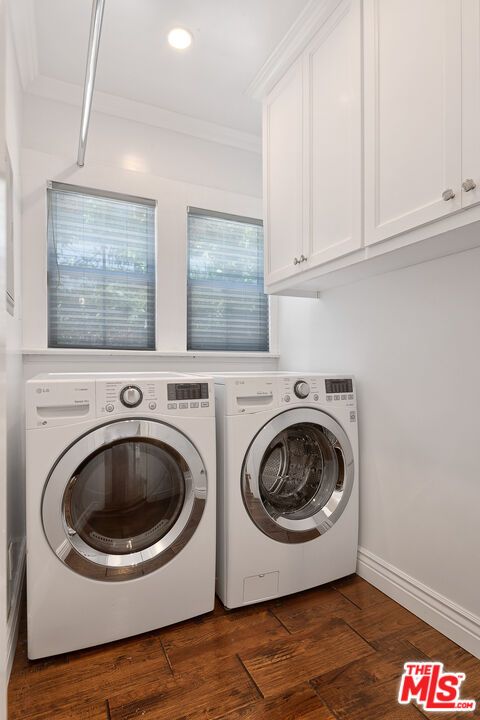 Interior, Recessed Lighting, Washer, Wood Texture Flooring