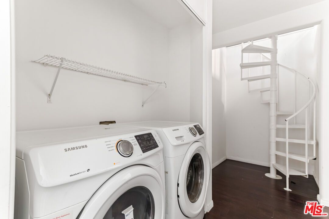 Interior, Washer, Wood Texture Flooring