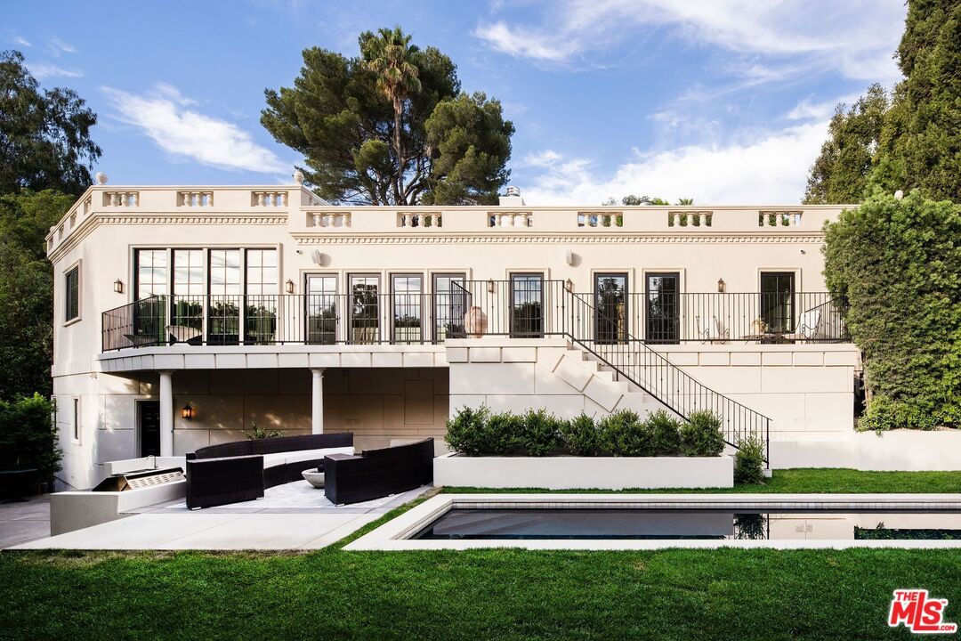Backyard, Exterior, Facade, Pool, Modern