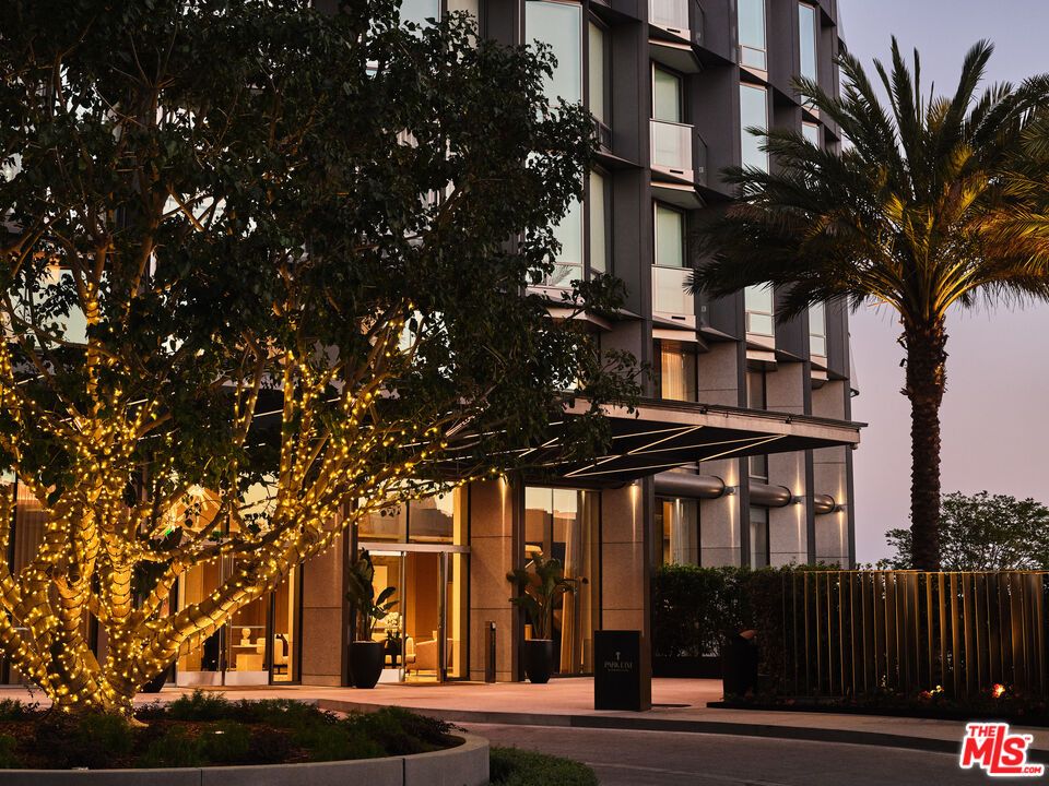 Exterior, Facade, Modern