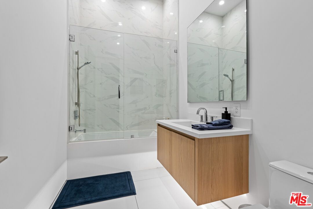 Bathroom, Interior, Marble Walls, Recessed Lighting