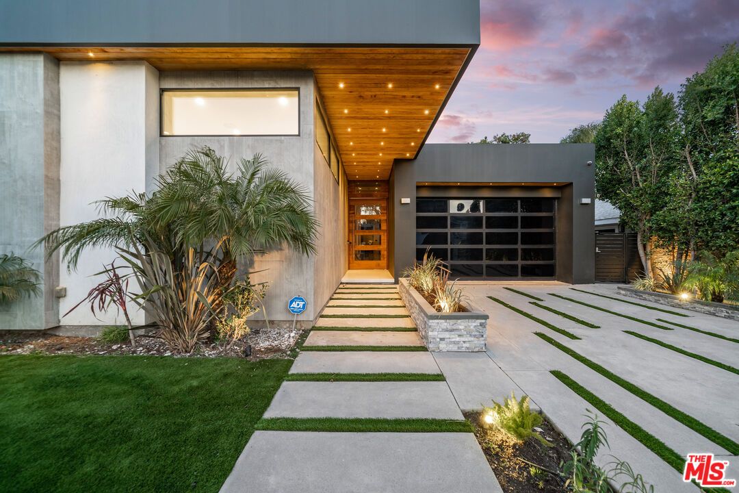 Attached, Exterior, Facade, Modern