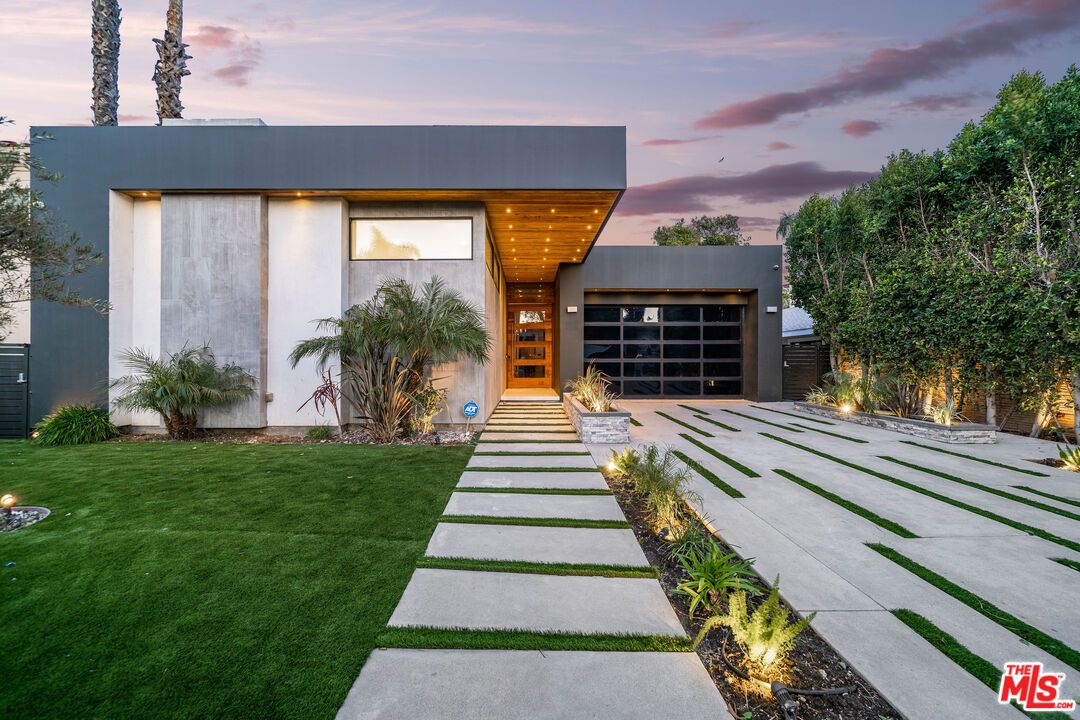 Attached, Backyard, Exterior, Facade, Modern