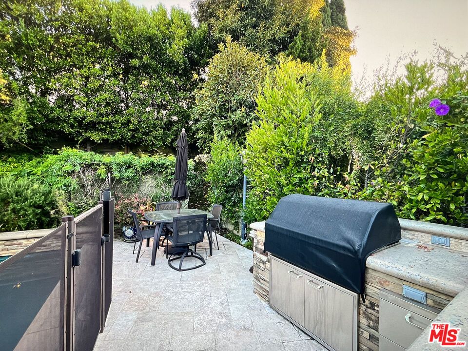 Exterior, Outdoor Kitchen
