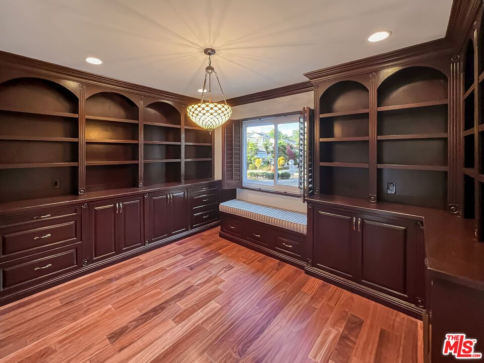 Interior, Pendant Lights, Recessed Lighting, Wood Texture Flooring