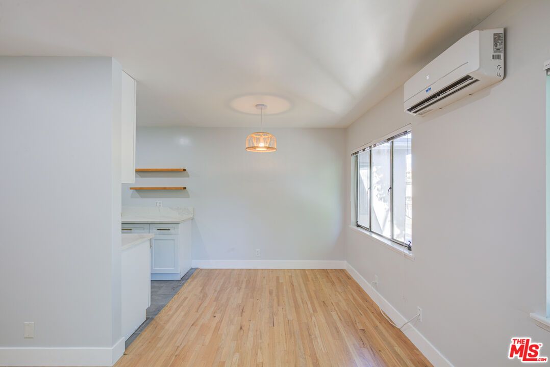 Interior, Pendant Lights, Wood Texture Flooring