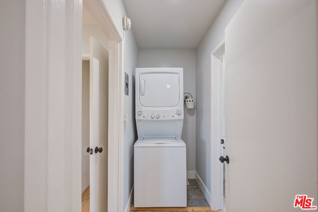 Interior, Utility Closets, Washer, Wood Texture Flooring