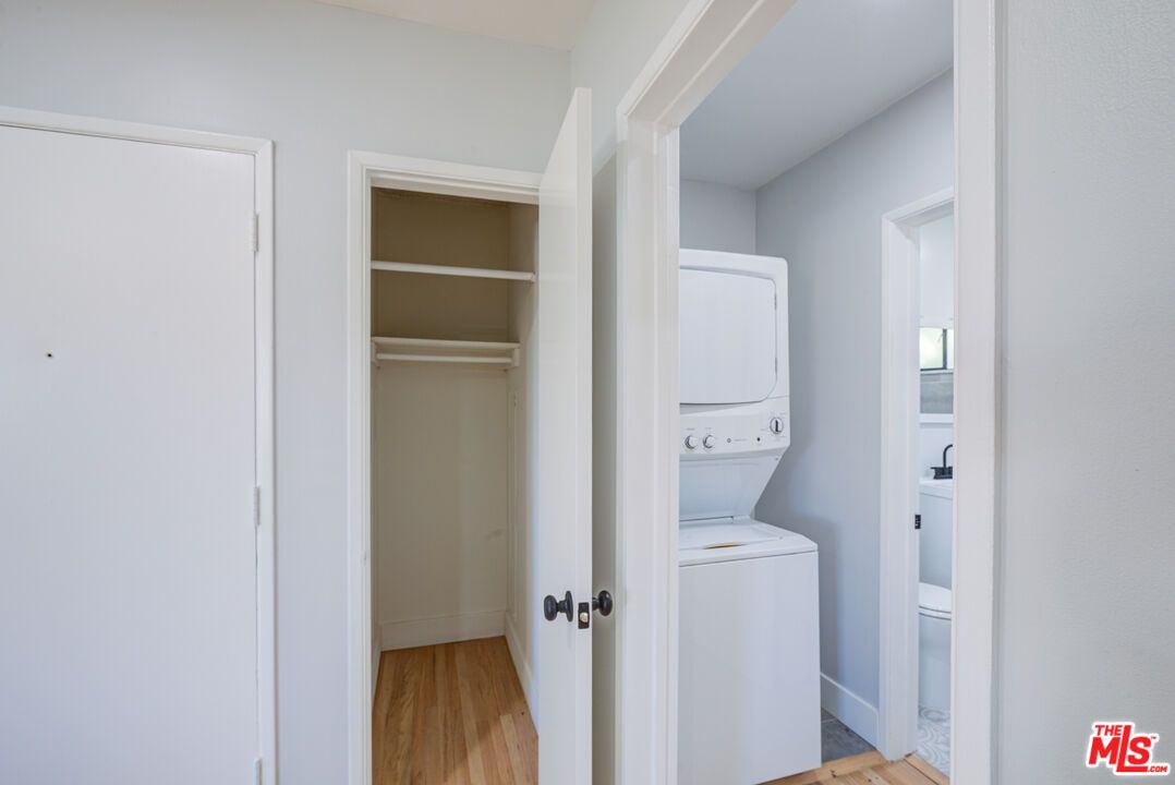 Interior, Utility Closets, Washer, Wood Texture Flooring