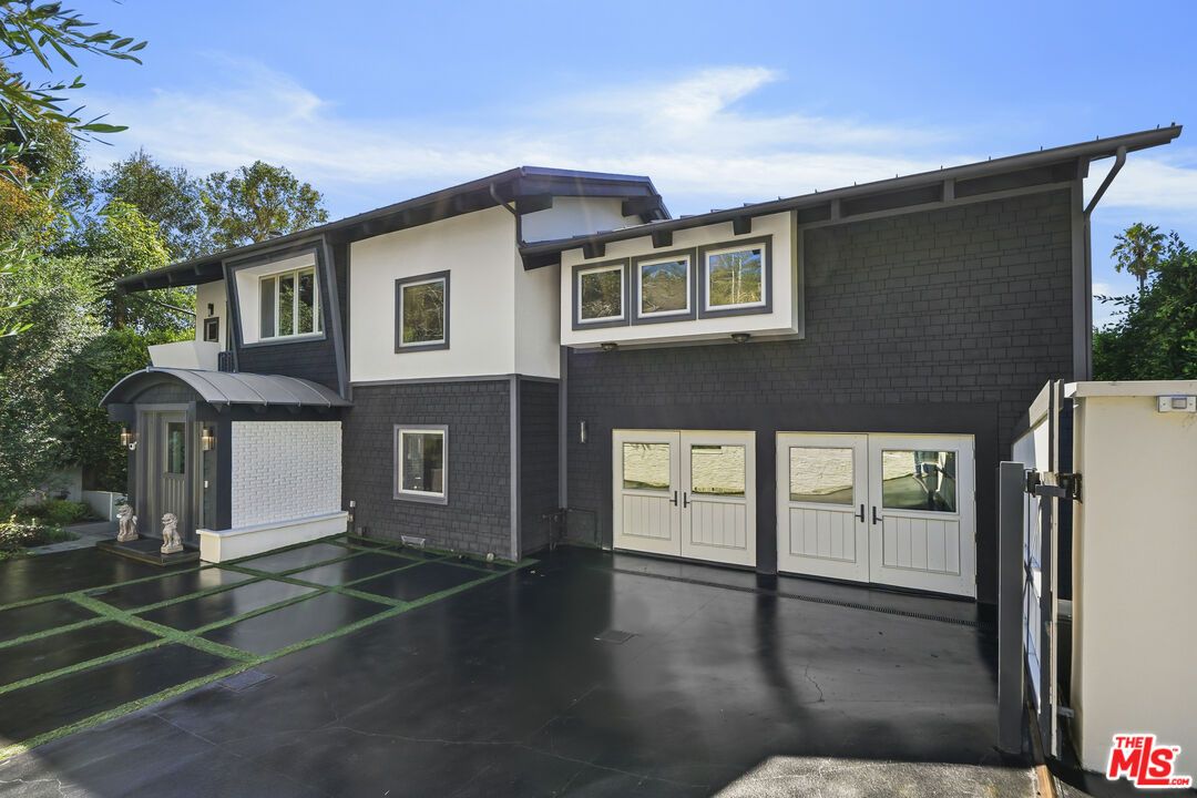 Exterior, Facade, Modern