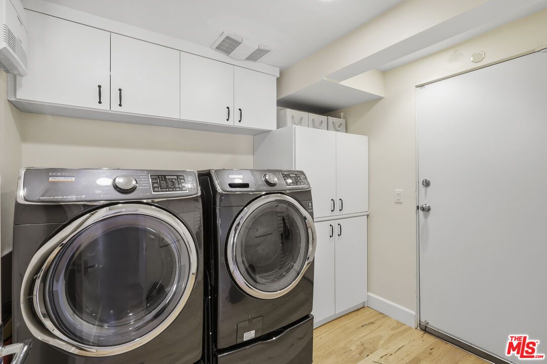 Interior, Recessed Lighting, Washer, Wood Texture Flooring