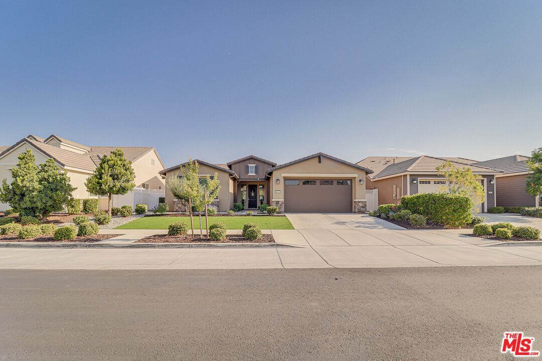 Attached, Exterior, Facade, Ranch