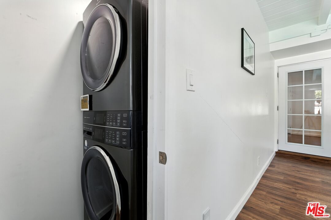 Interior, Utility Closets, Washer, Wood Texture Flooring