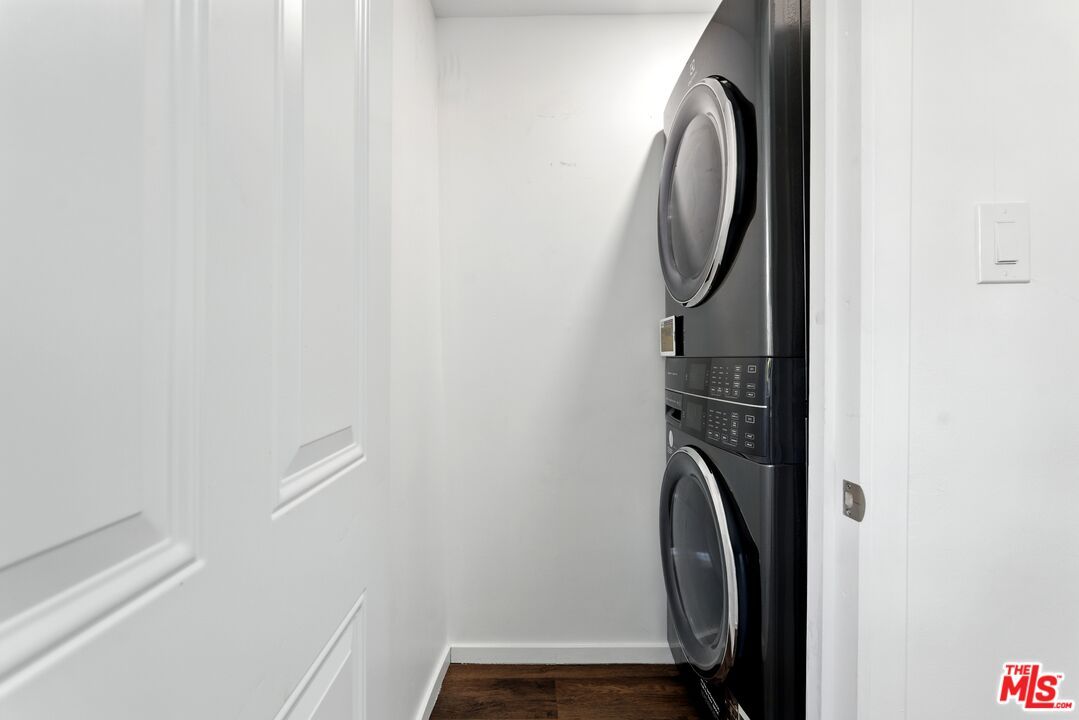 Interior, Utility Closets, Washer, Wood Texture Flooring