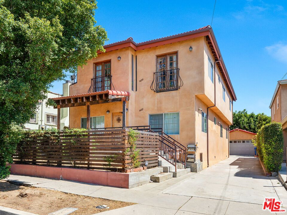 Exterior, Facade, Mediterranean